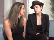 Trio avec deux bisexuelles bien chaudes