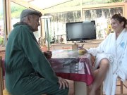 Papy baise Carine sans relâche