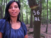 Bettina Cox se fait culbuter en forêt