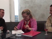 Etudiante à lunettes chaude comme la braise