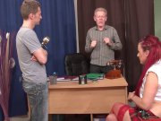 Une rouquine en trio sexe