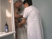 Papy se tape l'aide soignante