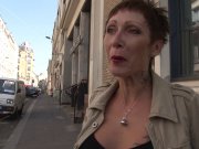 La belle chatte piercée d'une mature coquine