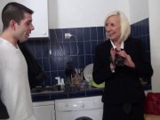Une jeune bite pour une vieille chatte
