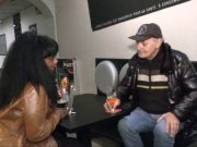 Cette blackette veut de la bite de vieux