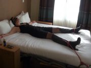 Anne-Sophie offerte les yeux bandés sur un lit