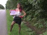 Lola quasi nue sur le bord de la route