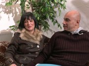 Le mari et un fan pour une épouse offerte