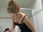 Jess offre sa chatte rose pour obtenir une chambre