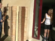 Jess se fait enculer en extérieur par un ouvrier