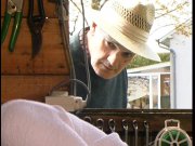 Le jeune jardinier baise une mature devant papy