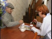 Papy se fait sucer par la bonne