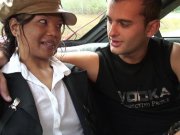 Deux mecs vont pouvoir profiter de la jeune Geisha