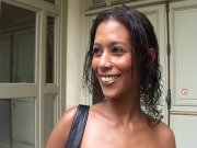 Priska Farel s'en prend plein le cul