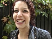 Eliska Cross veut la queue du reporter