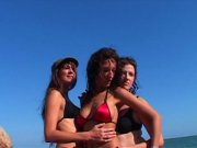 Angels Sydney et deux de ses copines lesbiennes