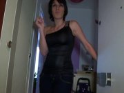 Kenza Suck accepte de loger Max pour un coup de bite