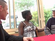 Youmi baise avec Papy et un stagiaire