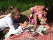 Lily Blue et sa copine en pleine partouze