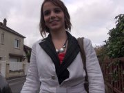 La jeune Alyzee aime le cul