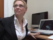 Angie Scorp se fait baiser le premier jour de travail