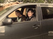Savannah se fait baiser sur le capot de la voiture