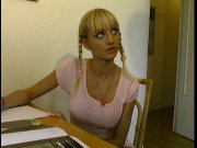 Jeune blonde adore astiquer les bites
