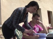 Lucie Luke goûte à la queue de son élève