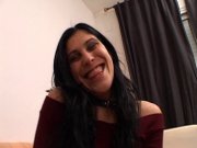 Laura veut se faire baisr sa petite chatte poilue