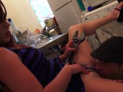 Dixie Valens fait appel au plombier pour passer un bon moment