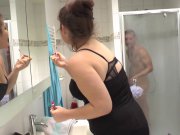 Gang bang pour Pauline dans la salle de bain