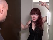 La belle Dixie baise avec ses voisins, une rouquine qui aime la pine