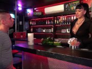 Cougar qui travail dans un club libertin adore les jeunes