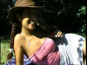 Candice veut baiser sur l'herbe