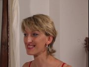 La chatte poilue d'une maman blonde