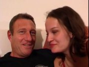 Belle brune de 20 ans découvre la queue française