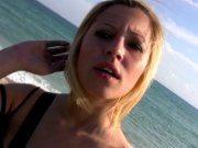 Jeune blonde accepte de se faire baiser