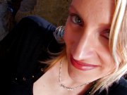 Tanya Love baise sur les rochers