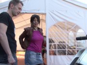 Beurette coquine baisée sur une moto